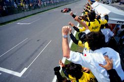 Race winner Jean Alesi, Ferrari 412T2