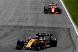 Nico Hulkenberg, Renault Sport F1 Team RS17, Fernando Alonso, McLaren MCL32