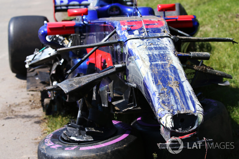 Разбитый автомобиль Scuderia Toro Rosso STR12 Карлоса Сайнса после столкновения с машиной Фелипе Мас