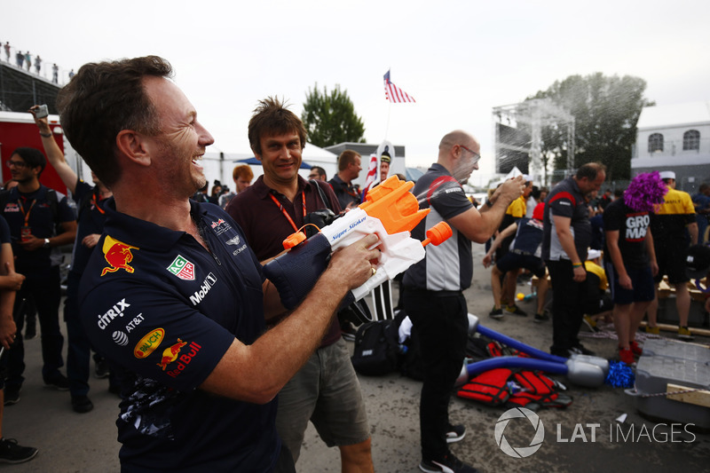 Керівник Red Bull Racing Крістіан Хорнер підганяє команду