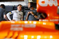 Гонщик McLaren Стоффель Вандорн и технический директор команды Мэтт Моррис