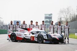 La nuova Toyota Gazoo Racing Toyota TS050 Hybrid e i piloti: Anthony Davidson, Nicolas Lapierre, Kaz