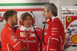 Sebastian Vettel, Ferrari, habla con Maurizio Arrivabene, director del equipo Ferrari
