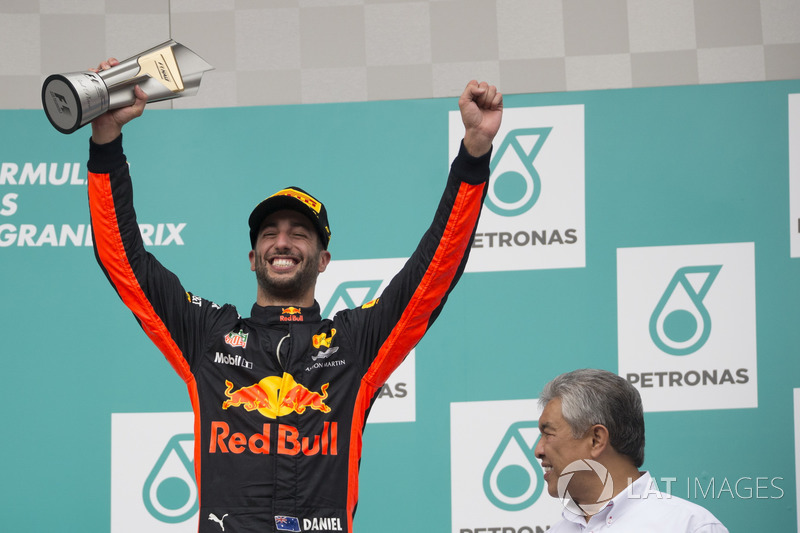 Podium: Daniel Ricciardo, Red Bull Racing, menerima trofi juara ketiga