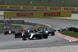 Старт гонки , Льюіс Хемілтон, Mercedes AMG F1 W08 лідирує