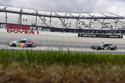 Kyle Busch, Joe Gibbs Racing Toyota and Kurt Busch, Stewart-Haas Racing Ford