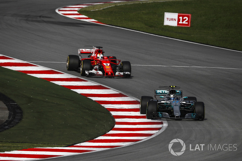 Valtteri Bottas, Mercedes-Benz F1 W08 y Sebastian Vettel, Ferrari SF70H