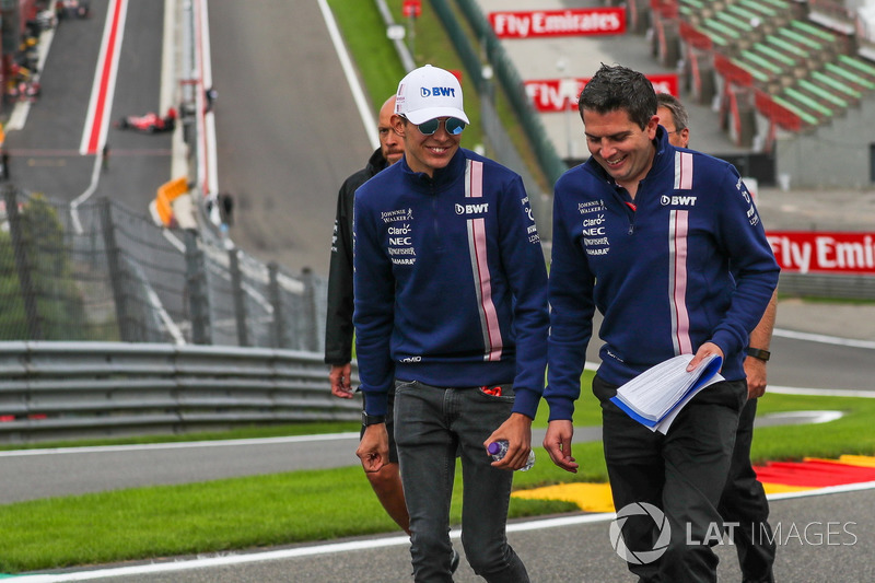 Esteban Ocon, Sahara Force India F1 cammina lungo il circuito