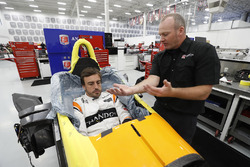 Fernando Alonso moule son baquet