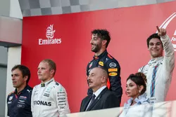 Pierre Wache, Red Bull Racing Chief Engineer Performance Engineering, Race winner Valtteri Bottas, Mercedes AMG F1 Daniel Ricciardo, Red Bull Racing and Lance Stroll, Williams