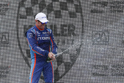 Podium: winner Scott Dixon, Chip Ganassi Racing Honda