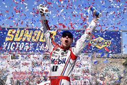 Race winner Kevin Harvick, Stewart-Haas Racing Ford