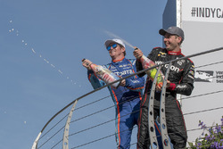 Podio: ganador Will Power, Team Penske Chevrolet, segundo lugar Scott Dixon, Chip Ganassi Racing Hon