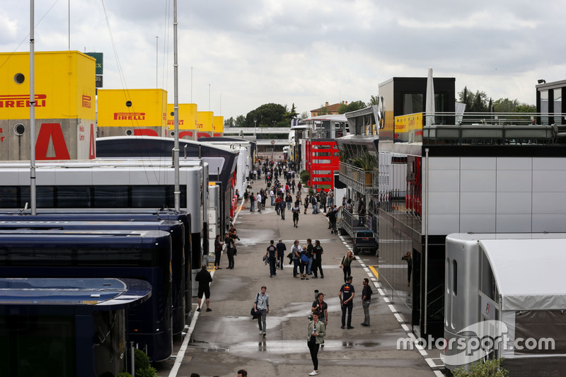 Suasana paddock
