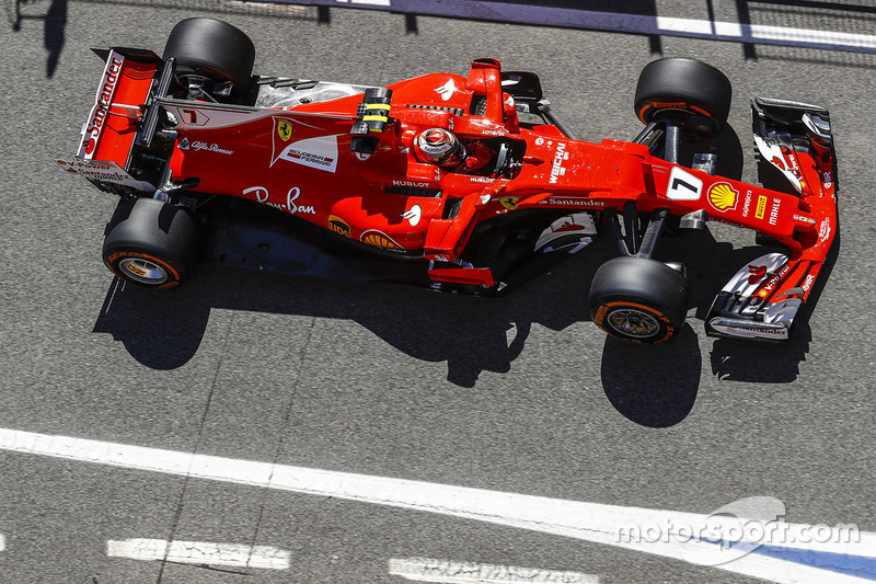 Het startnummer op de Ferrari is in een wit vak afgebeeld