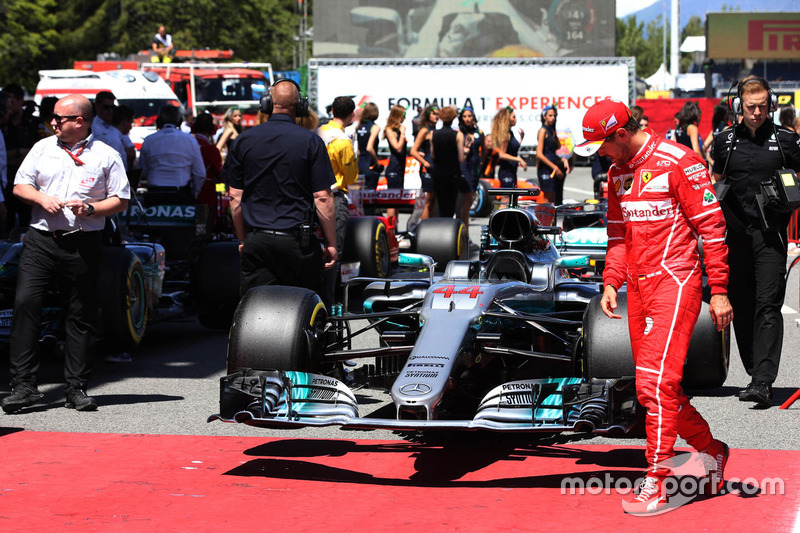 No final, Vettel deu aquela "conferida" no carro da Mercedes.