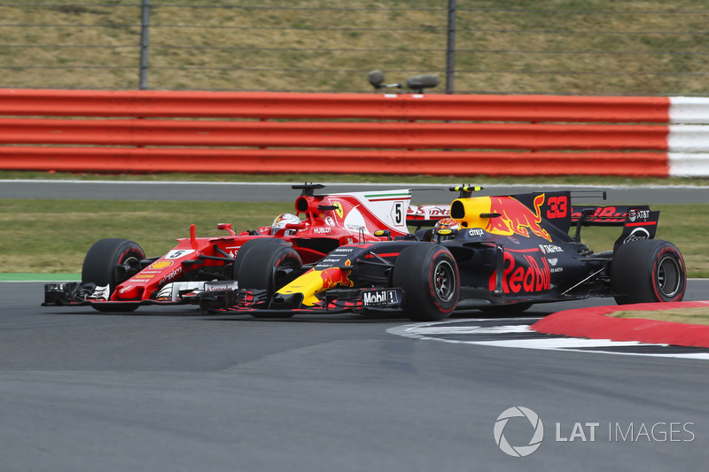 Max Verstappen lucha contra Sebastian Vettel en el Gran Premio de Gran Bretaña