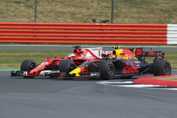 Макс Ферстаппен, Red Bull Racing RB13, и Себастьян Феттель, Ferrari SF70H