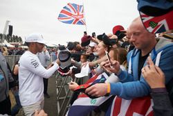 Lewis Hamilton, Mercedes AMG F1, signe des autographes pour les fans