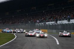 Départ : #7 Toyota Gazoo Racing Toyota TS050 Hybrid: Mike Conway, Kamui Kobayashi, Jose Maria Lopez en tête