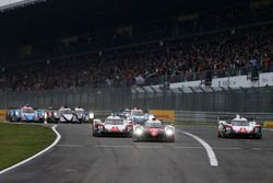 Start: #7 Toyota Gazoo Racing Toyota TS050 Hybrid: Mike Conway, Kamui Kobayashi, Jose Maria Lopez, f