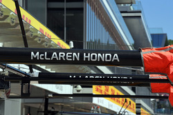 McLaren pit box boom