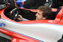 Fernando Alonso sits in the car of Marco Andretti