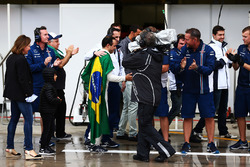 Felipe Massa, Williams, est applaudi par son équipe dans les stands après avoir abandonné