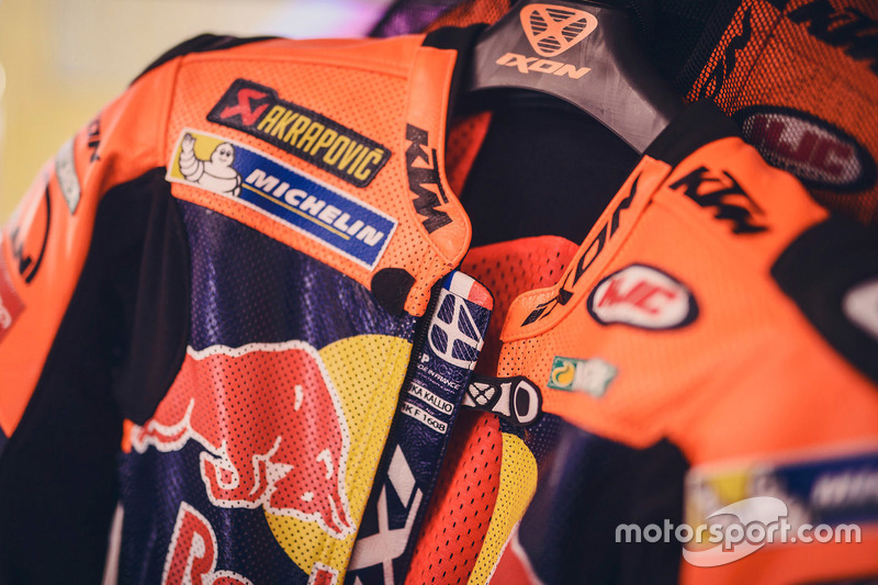 Baju balap Mika Kallio, Red Bull KTM Factory Racing