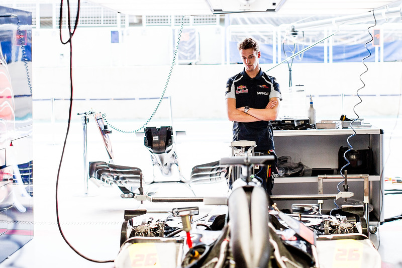 2016 год. В боксах Toro Rosso на пятничных тренировках