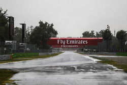 La piste humide dans la chicane Ascari