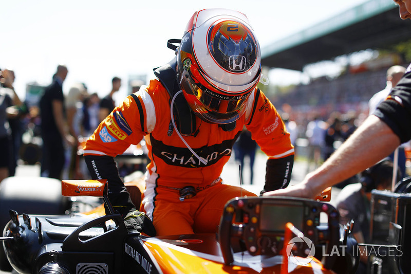 Stoffel Vandoorne, McLaren MCL32, gets in his car