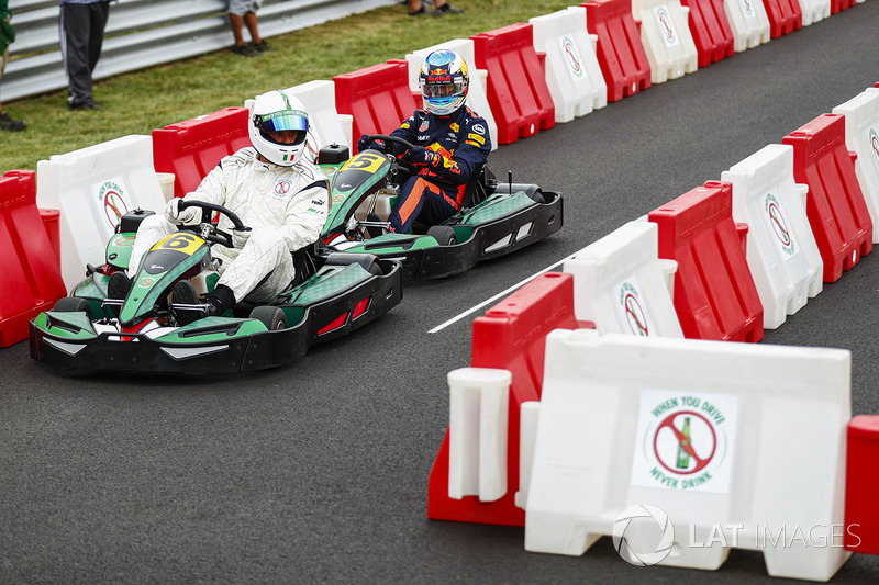 Daniel Ricciardo, Red Bull Racing, corre contra el futbolista Francesco Toldo en kart