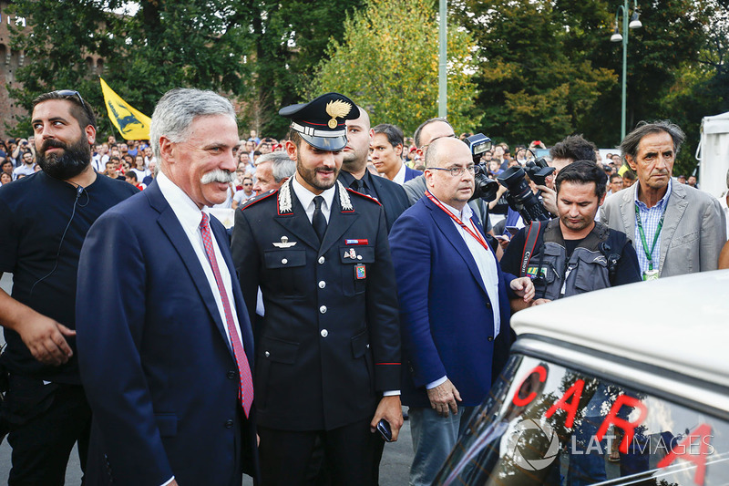 Chase Carey, jefe de Formula One, en el desfile de Milán