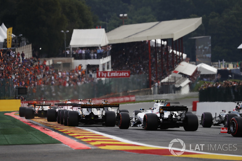 Jolyon Palmer, Renault Sport F1 Team RS17, Lance Stroll, Williams FW40, Romain Grosjean, Haas F1 Team VF-17, chase the leading pack at the start