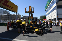 La monoposto di Jolyon Palmer, Renault Sport F1 Team RS17 viene riportata ai box