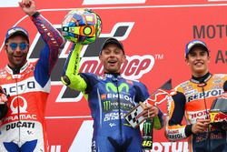 Podio: segundo lugar Danilo Petrucci, Pramac Racing, ganador de la carrera  Valentino Rossi, Yamaha 