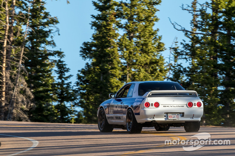 №44 Nissan Skyline GT-R: Юрий Кузнецов