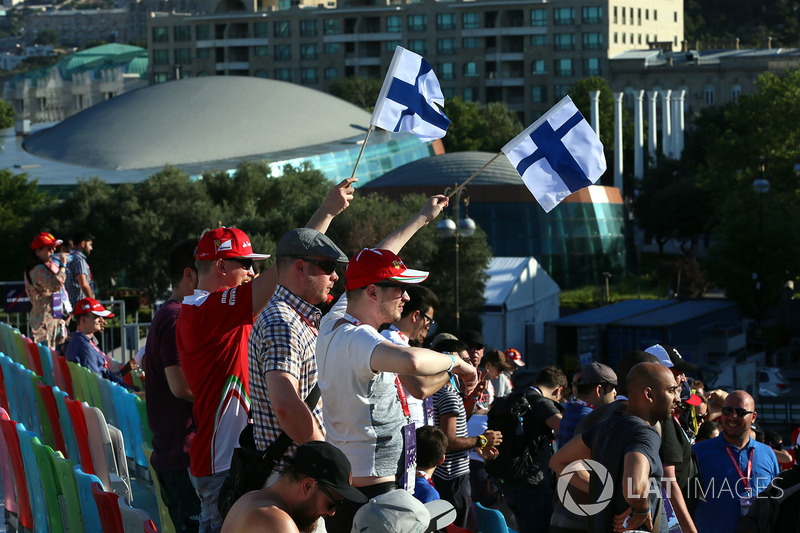 Fans en la tribuna