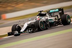 Lewis Hamilton, Mercedes AMG F1 W07 Hybrid in pista con i sensori per i rilievi aerodinamici