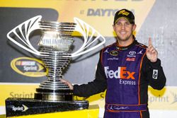 El ganador de la carrera, Denny Hamlin, Joe Gibbs Racing Toyota