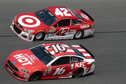 Kyle Larson, Chip Ganassi Racing Chevrolet, Greg Biffle, Roush Fenway Racing Ford