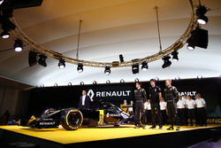 Пилоты Renault F1 - Джолион Палмер, Кевин Магнуссен и Эстебан Окон, тестовый пилот Renault F1 и Карл