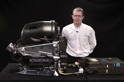 Andy Cowell met de Mercedes AMG F1 W06 Mercedes PU106-Type Hybrid