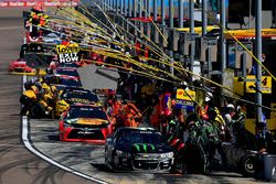 Action dans les stands avec Kurt Busch, Stewart-Haas Racing Chevrolet, au premier plan