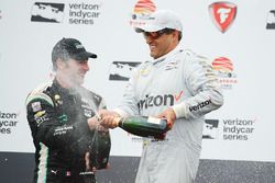 Podium: racewinnaar Juan Pablo Montoya, Team Penske Chevrolet, tweede plaats Simon Pagenaud, Team Pe