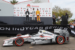 Podium : le vainqueur Juan Pablo Montoya, Team Penske Chevrolet, le deuxième, Simon Pagenaud, Team Penske Chevrolet, le troisième, Ryan Hunter-Reay, Andretti Autosport Honda
