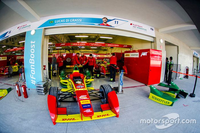 Auto de Lucas di Grassi, ABT Schaeffler Audi Sport en el garaje