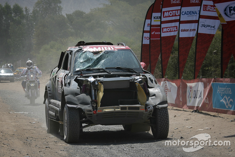 #302 X-Raid Team MINI: Nani Roma, Alex Haro finishes the stage with damage