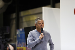 Gil de Ferran talks to Stuart Codling on the F1 Racing Stand